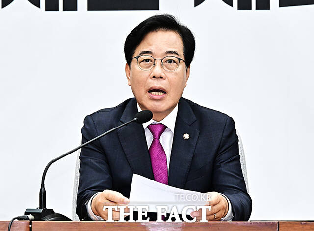 송언석 국민의힘 비상대책위원장 겸 원내대표가 24일 보좌진 갑질 의혹으로 여성가족부 장관 후보를 사퇴한 강선우 더불어민주당 의원의 사퇴를 촉구하면서 국회 윤리위원회에 제소할 방침이라고 밝혔다. /배정한 기자