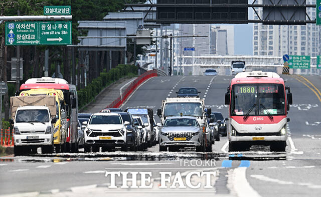 서울 전역에 폭염경보가 발효된 24일 오후 서울 송파구 송파대로 일대 도로에 아지랑이가 피어오르고 있다. /박헌우 기자