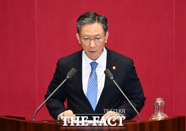 정성호 법무부 장관이 23일 오후 서울 여의도 국회에서 열린 제427회 국회(임시회) 제2차 본회의에 참석해 인사말을 하고 있다. /국회=배정한 기자