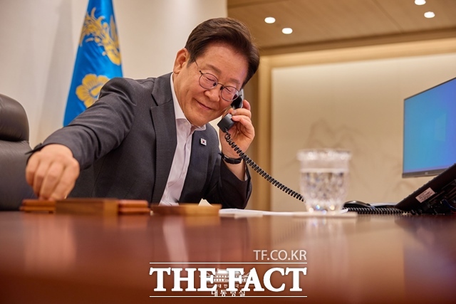 이재명 대통령은 24일 오후 샤브카트 미르지요예프 우즈베키스탄 대통령과 취임 후 첫 통화를 가졌다. 이 대통령이 22일 오후 타밈 빈 하마드 알 싸니 카타르 국왕과 취임 후 첫 통화를 하고 있다. /대통령실