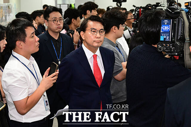 기자회견 앞둔 윤상현 의원, 회견장 입장을 하지 않는데...