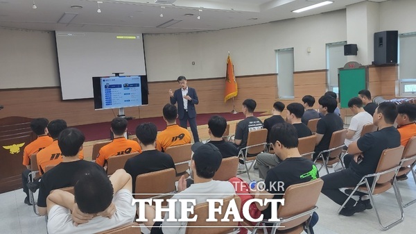 대전소방본부 구조대원들과 생활안전대원들이 승강기 구조 이론 교육을 받고 있다. /대전소방본부