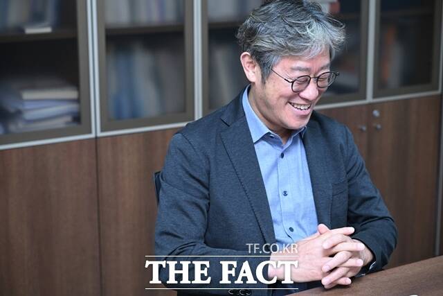 안기현 한국반도체산업협회 전무가 <더팩트> 인터뷰에서 기술력 확보를 위한 속도전을 강조하며 미소를 짓고 있다. /장윤석 기자