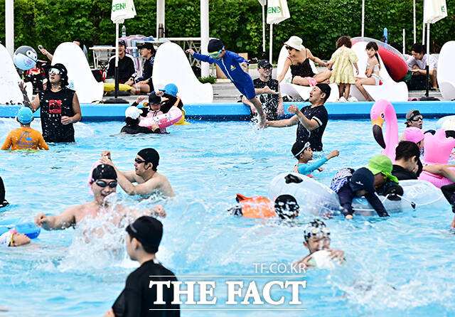 본격적인 여름 휴가철이 시작되며 스윔웨어 수요가 급증하고 있다. 사진은 전국에 폭염특보가 발효된 5일 오후 서울 서초구 잠원 한강지구 야외수영장에서 시민들이 물놀이를 하며 무더위를 식히고 있다. /배정한 기자
