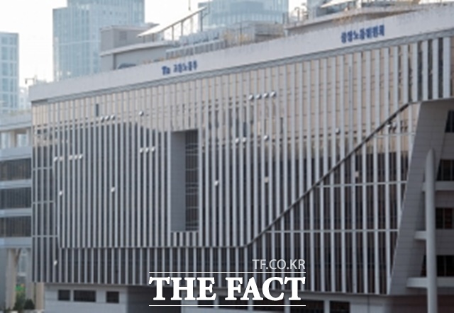 전남 나주의 한 벽돌제조 공장에서 발생한 외국인 근로자 집단 괴롭힘 사건과 관련해 고용노동부가 즉시 기획감독에 착수한다고 24일 밝혔다. 사진은 고용노동부 전경. /더팩트DB