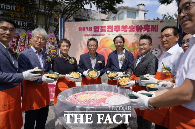 24일 열린 전주농협의 대표적인 직거래 행사인 제27회 명품전주복숭아축제를 기념하기 위해 임인규 조합장과 안찬우 농협중앙회 전북지역본부장 등이 기념촬영을 하고 있다. /전주농협