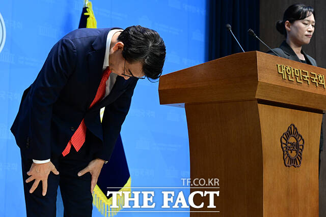 윤 어게인 토론회냐는 비판 등 여러 논란에 고개 숙인 윤상현 의원.