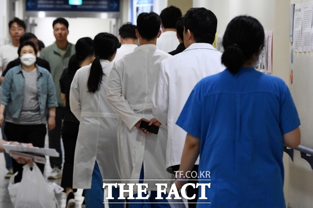 24일 취재에 따르면 의사들이 의료사고 시 과도한 사법리스크를 주장하며 처벌 감면을 요구하는 가운데 의사들이 근거로 내세운 기소 건수가 실제와 달리 과장됐다는 검증 결과가 담긴 정부 최종 보고서가 조만간 공개 예정이다. 사진은 2024년 6월 17일 서울의 한 대학병원./사진=서예원 기자