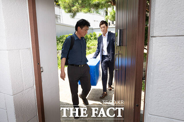 12.3 비상계엄 관련 내란·외란 혐의를 수사중인 내란 특검(특별검사 조은석)팀이 24일 오후 서울 종로구 한덕수 전 국무총리의 자택에 대한 압수수색을 마친 뒤 압수품을 차량으로 옮기고 있다. /임영무 기자