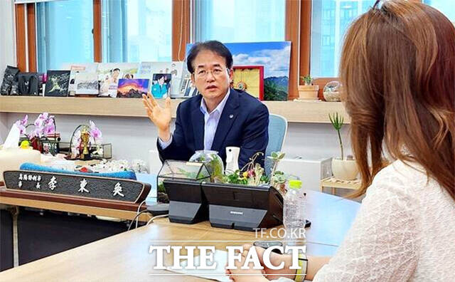 이동환 고양특례시장이 고양시 장항야구장에서 진행 중인 더킴로펌배 제19회 한스타 연예인 야구대회(이하 연예인 야구대회)와 관련, 성공적인 대회 개최와 고양시에 미치는 긍정적인 효과에 대해 언급했다. /한스타미디어