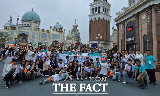 목원대의 2025학년도 하계 단기국제캠프에 참여한 몽골 학생들이 경기 용인시 에버랜드에서 기념촬영을 하고 있다. /목원대