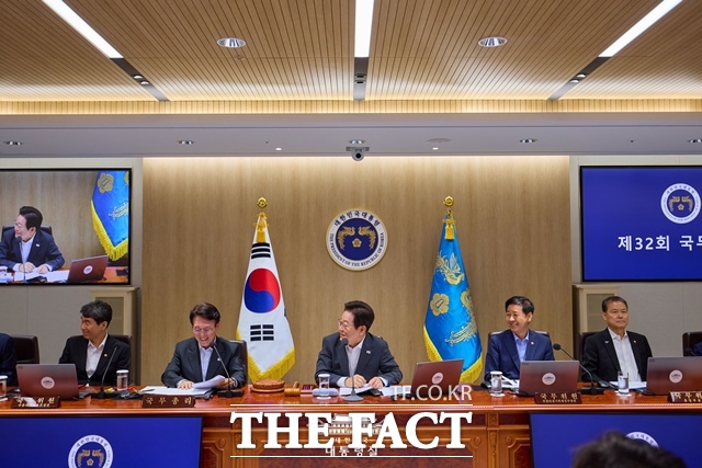 이재명 대통령이 22일 오전 용산 대통령실에서 주재한 제32회 국무회의에서 국무위원들과 의견을 나누고 있다. /대통령실