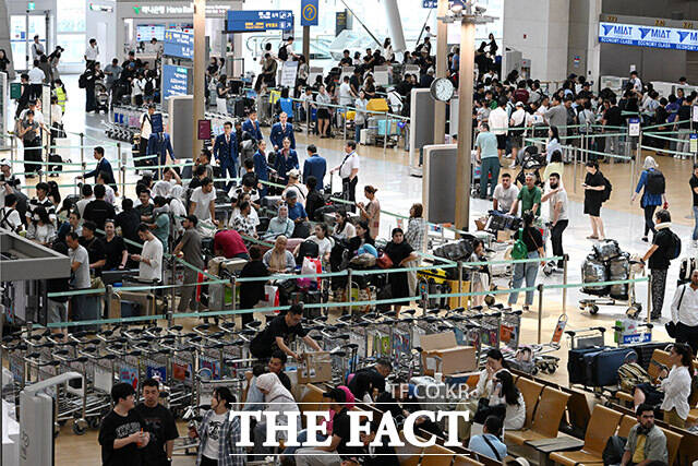 본격적인 여름 휴가철이 시작된 24일 인천국제공항 제1여객터미널 출국장이 해외여행을 떠나는 여행객들로 북적이고 있다. /인천국제공항=남용희 기자