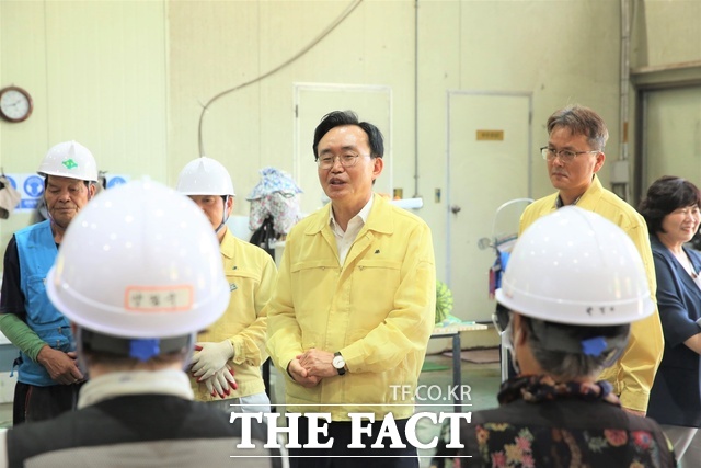 윤병태 시장이 재활용선별장을 방문해 간담회를 진행하고 작업 환경 개선 사항을 청취하고 있다./나주시