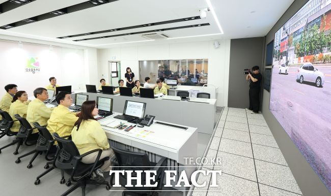 김성제 의왕시장이 고도화한 재난안전상황실에서 점검회의를 주재하고 있다./의왕시