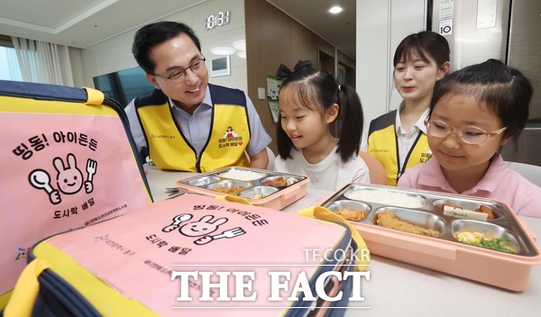 박희조 동구청장이 도시락 배달 후 아이들을 살펴보고 있다. /대전 동구