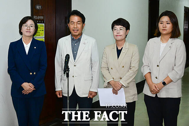 윤종오 진보당 원내대표를 비롯한 의원들이 24일 오후 서울 여의도 국회 환경노동위원회 위원장실 앞에서 온전한 노조법 2·3조 개정과 관련한 입장을 밝히고 있다. 왼쪽부터 정혜경, 윤종오, 전종덕, 손솔 진보당 의원. /국회=남윤호 기자