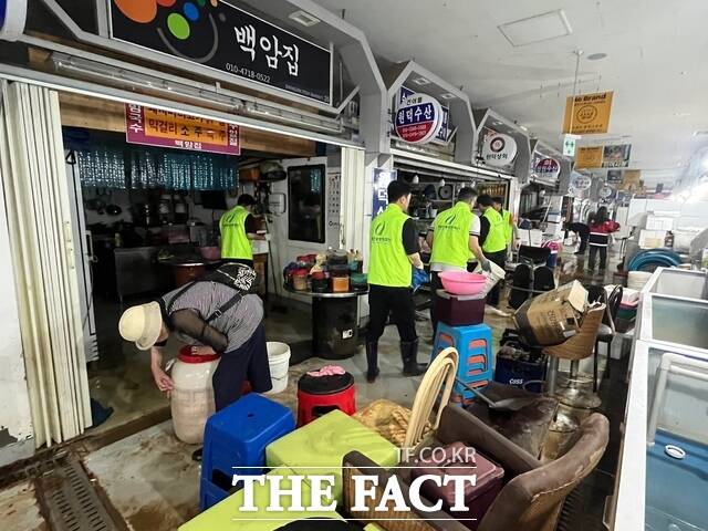 충남신용보증재단 임직원들이 수해 피해를 입은 당진 전통시장을 찾아 복구 봉사활동을 진행하고 있다. /충남신보