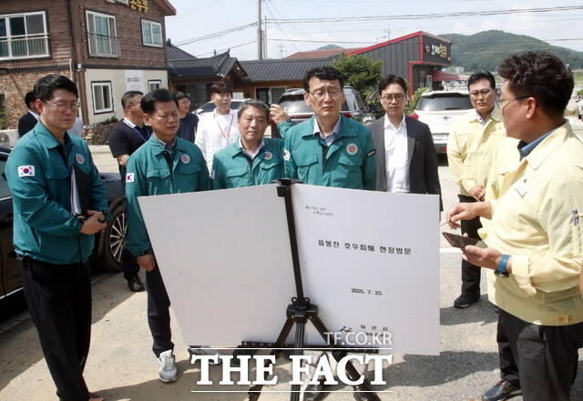 홍종완 행정안전부 사회재난실장 등 실태조사단이 23일 아산시 수해 피해 현장을 방문했다./아산시