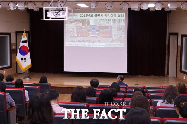 아산교육지원청은 관내 99개 교육기관의 행정실장이 참석한 행정실장 회의를 개최했다./아산교육지원청