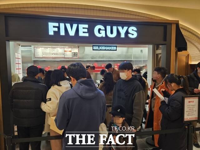 한화갤러리아가 운영하는 파이브가이즈가 사업권 매각설에 대한 입장을 밝혔다. /우지수 기자