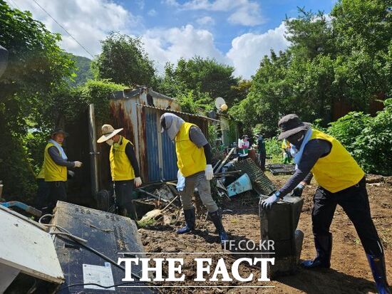 경기 포천시가 포천시자원봉사센터와 함께 구성한 민관군 협력 재난현장 통합자원봉사지원단이 수해 피해 지역을 찾아 수해 복구 활동을 펼치고 있다. /포천시