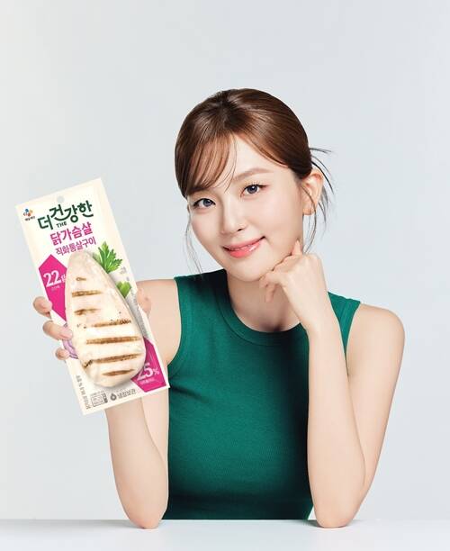 CJ제일제당이 The더건강한 브랜드를 리뉴얼하고 레드벨벳 슬기를 신규 모델로 기용했다. /CJ제일제당