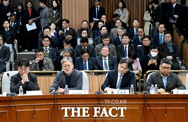 안기현 한국반도체산업협회 전무가 지난 2월 서울 여의도 국회에서 행복하고 정의로운 대한민국, 반도체특별법 노동 시간 적용 제외 어떻게?라는 주제로 열린 정책 디베이트에 참석해 발언하고 있다. /배정한 기자