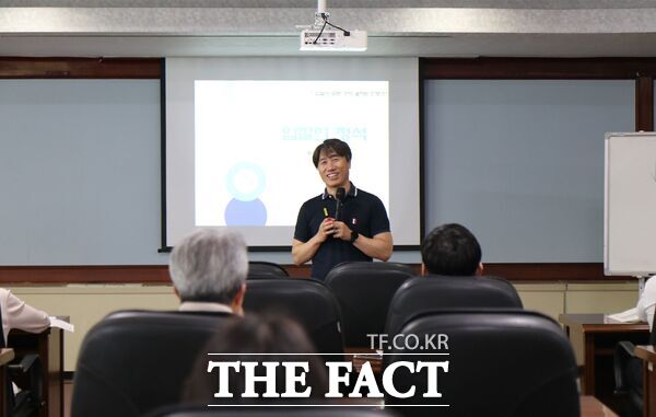 대전상공회의소는 24일 상의회관 4층 중회의실에서 IT전문기업인 ‘인포스’의 박해성 차장을 강사로 초청해 ‘전자입찰 초급과정 교육’을 진행했다./대전상공회의소