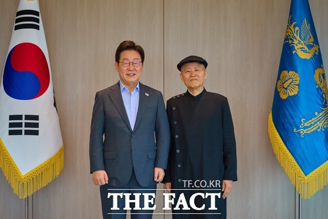 이재명 대통령이 24일 도올 김용옥 선생과 오찬에 앞서 기념촬영을 하고 있다. /대통령실