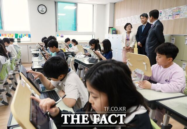 이주호 부총리 겸 교육부 장관이 지난 4월 23일 인공지능 디지털교과서 (AIDT) 활용 학교인 충북 청주 복대초등학교를 방문해 수업을 참관하고 있다./교육부 제공