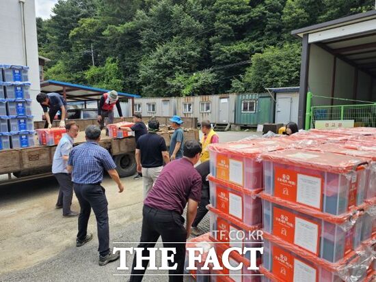 경기 고양시가 집중호우로 큰 피해를 입은 경기 가평군을 돕기 위해 마련한 재해구호물자가 가평군 관계자들에게 전달되고 있다. /고양시