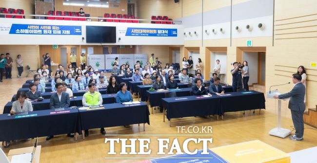 박승원 광명시장(오른쪽)이 소하동 아파트 화재 피해 지원 시민대책위 발대식에서 인사말을 하고 있다. /광명시