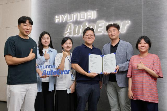 현대오토에버 차량SW플랫폼 모빌진 클래식 2.0이 ASIL-D 인증을 획득했다. (왼쪽부터) 현대오토에버 차량전장SW센터 정지훈 센터장, 송유빈 책임, 김가현 책임, 김병준 책임, 구승모 책임, 이예슬 책임. /현대오토에버