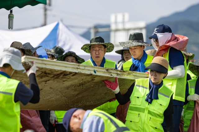 김병기 당대표 직무대행 겸 원내대표를 비롯한 더불어민주당 의원들이 24일 경기 가평 조종면을 찾아 수해복구 활동을 하고 있다. /김병기 대행 SNS