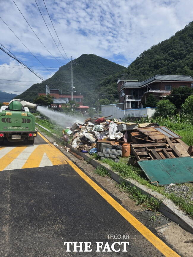 23일 수원시 방역팀이 가평군 수해 피해지역에서 방역활동을 하고 있다./수원시