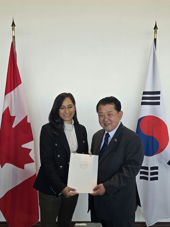 외교부는 김병주 더불어민주당 의원을 단장으로 하는 대통령 특사단이 23~24일(현지시간) 캐나다의 수도 오타와를 방문했다고 밝혔다. 사진 왼쪽부터 아니타 아난드 캐나다 외교장관과 김 단장. /외교부