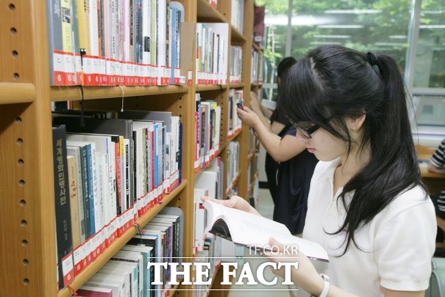 석수도서관 열람실에서 책을 고르는 시민 /안양시