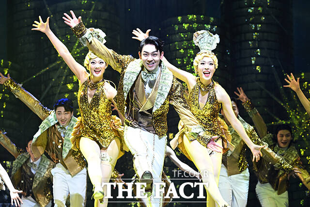 배우 기세중(가운데)이 24일 오후 서울 송파구 롯데월드 샤롯데씨어터에서 열린 뮤지컬 브로드웨이 42번가 프레스콜에 참석해 하이라이트 장면을 시연하고 있다. /서예원 기자