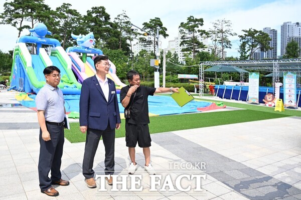 김제선 중구청장이 지난 23일 중촌문화공원 어린이 물놀이장 안전점검을 실시하고 있는 모습./대전 중구