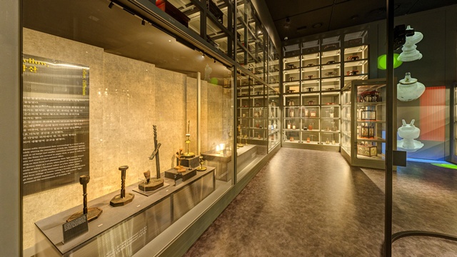 발화에서는 기름이나 밀랍을 태워 생성되는 따뜻한 붉은빛을 이야기한다. 등잔, 호롱, 초를 중심으로 선보이는데, 종지형, 호형, 탕기형 등 다양한 형태의 등잔과 호롱을 만나볼 수 있다. /국립민속박물관