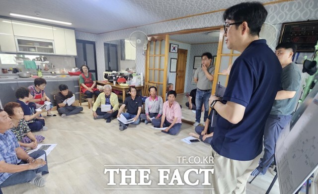 정읍시는 23일 입암면 반월마을에서 주민 15명이 참석한 가운데 2025년 입암단곡 간선임도 개설 공사에 대한 주민설명회를 개최했다. /정읍시