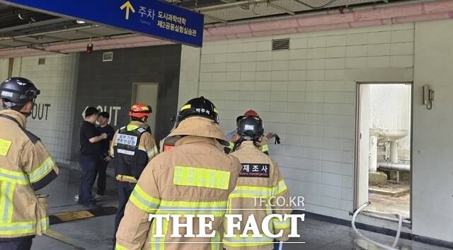 24일 오전 9시 58분께 인천대 송도캠퍼스 주차장 인근 고압가스저장소에 질소가스가 누출되는 사고가 발생했다. /인천=김재경기자