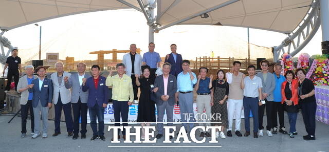 23일 태안군 안면읍 백사장항 어민회관에서 진행된 백사장항 골목형 상점가 지정서 전수식 후 참석자들이 기념 촬영을 하고 있다. /태안군