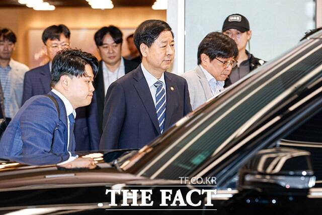 구윤철 경제부총리 겸 기획재정부 장관(가운데)이 24일 한미 2+2 통상협의 취소 소식을 들은 뒤 인천국제공항을 빠져나가고 있다. /남용희 기자