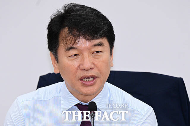 문진석 원내운영수석부대표는 22일 CBS 라디오 뉴스쇼에 출연해 일반적인 직장 내 갑질과 보좌진과 의원 관계에서의 갑질은 약간 성격이 다르다며 너무 가까운 사이다 보니 거리낌 없이 심부름을 시키는 경우가 있다고 두둔했다. /남윤호 기자