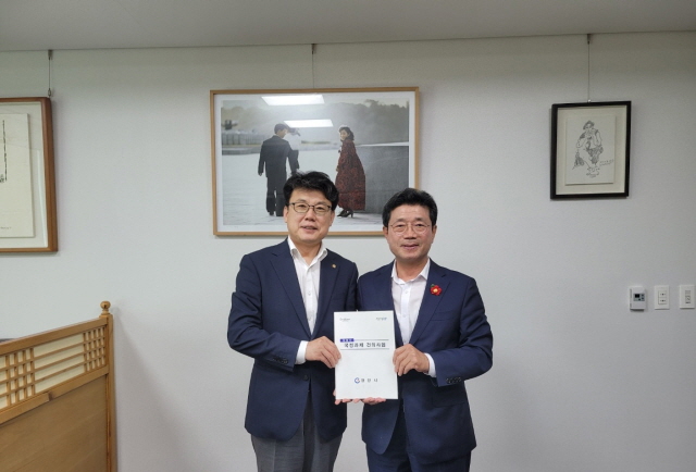 정인화 광양시장이 국정기획위원회를 직접 찾아가 17개 핵심 현안을 전달하고 진성준 부위원장과 기념 촬영을 하고 있다. /광양시