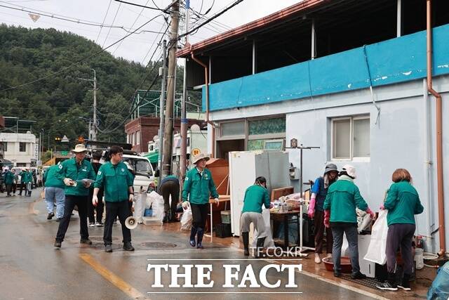 경남 의령군 대의면에는 지난 16일부터 19일까지 513㎜의 집중 호우가 쏟아져 구성마을 절반 이상이 물에 잠겼고 주택과 농경지 침수, 도로 유실 등 피해가 집중됐다./의령군