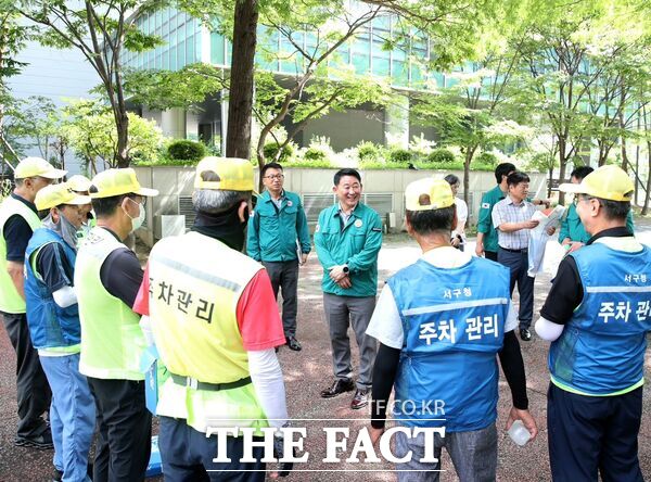 서철모 대전 서구청장이 23일 공영주차장을 방문해 무더위 속에서도 소임을 다하고 있는 주차 관리 근로자들에게 아이스 조끼 등 폭염 대비 물품을 전달하며 격려하고 있다./대전 서구