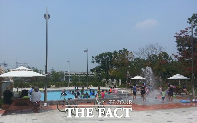 시흥시 청사 야외 휴게공간 물놀이시설에서 어린이들이 놀이를 즐기고 있다./시흥시